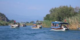 Ausflugsboote auf dem Dalyan.jpg